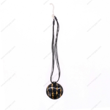 صورة قلادة مصنوعة يدوياً