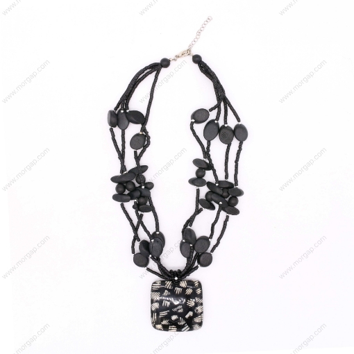 صورة قلادة مصنوعة يدوياً