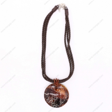 صورة قلادة مصنوعة يدوياً