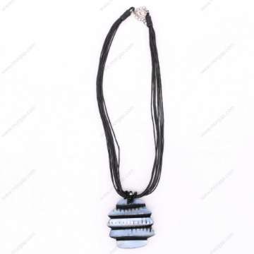 صورة قلادة مصنوعة يدوياً