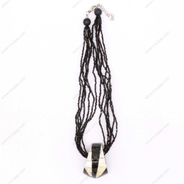 صورة قلادة مصنوعة يدوياً