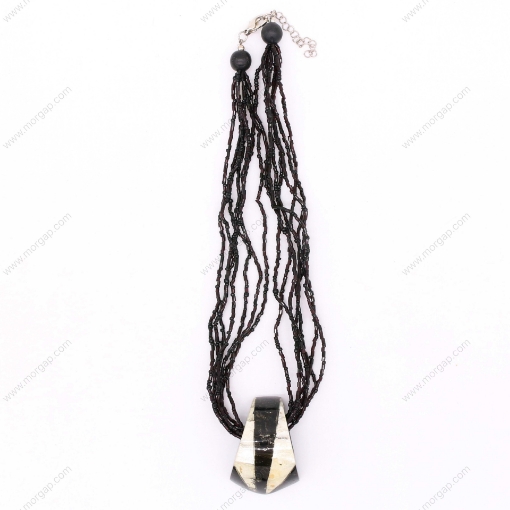 صورة قلادة مصنوعة يدوياً