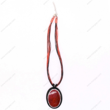 صورة قلادة مصنوعة يدوياً