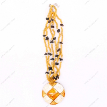 صورة قلادة مصنوعة يدوياً