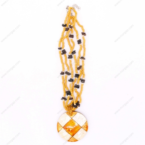 صورة قلادة مصنوعة يدوياً