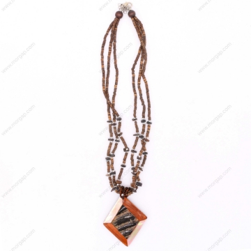 صورة قلادة مصنوعة يدوياً