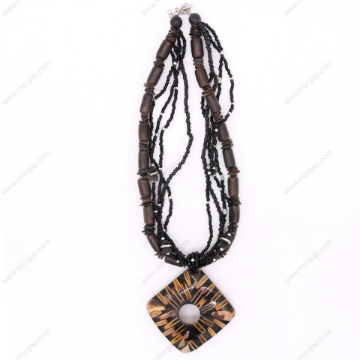 صورة قلادة مصنوعة يدوياً