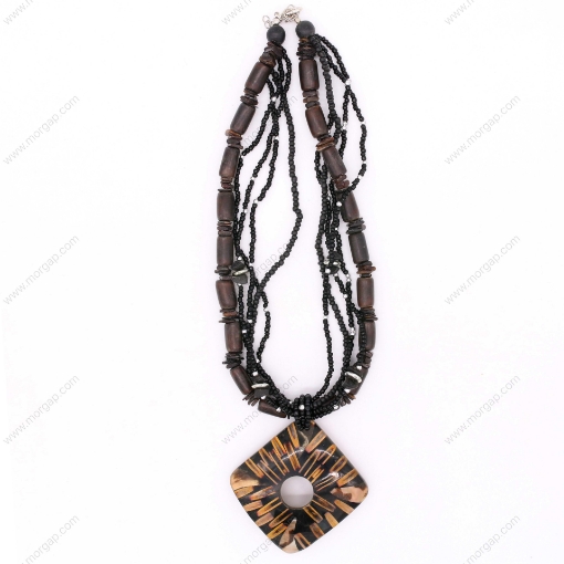 صورة قلادة مصنوعة يدوياً