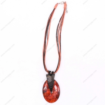 صورة قلادة مصنوعة يدوياً