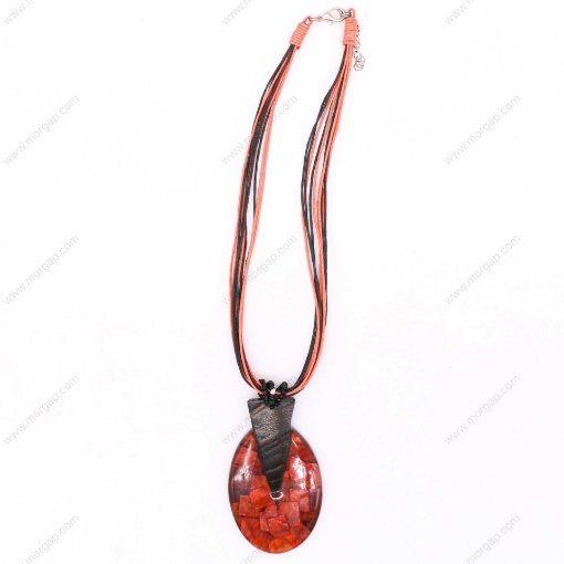 صورة قلادة مصنوعة يدوياً