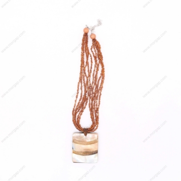 صورة قلادة مصنوعة يدوياً