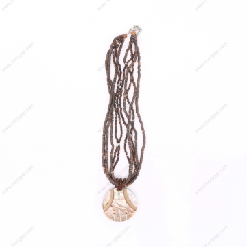 صورة قلادة مصنوعة يدوياً