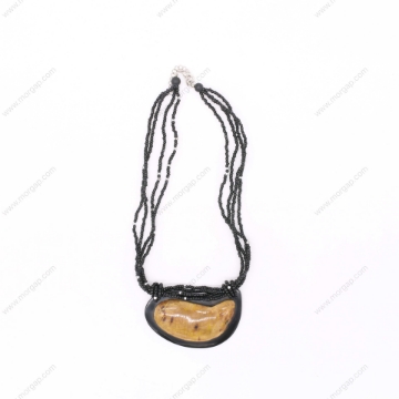 صورة قلادة مصنوعة يدوياً