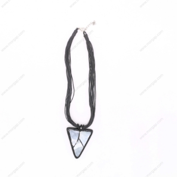 صورة قلادة مصنوعة يدوياً