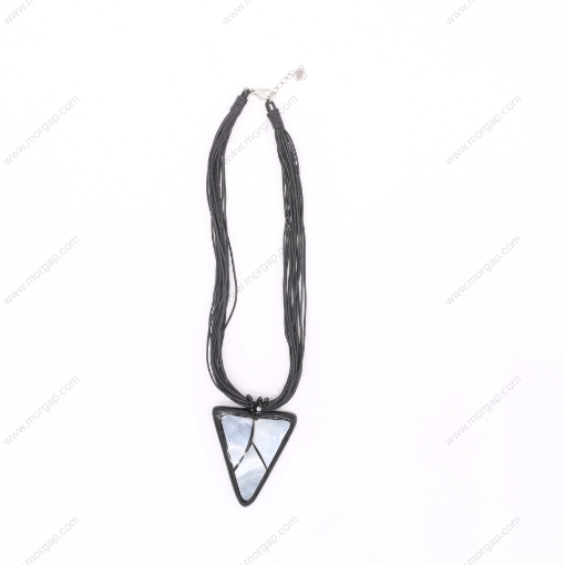 صورة قلادة مصنوعة يدوياً