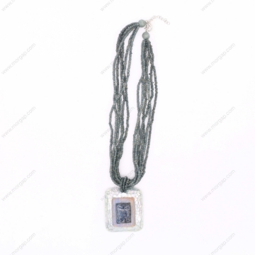 صورة قلادة مصنوعة يدوياً