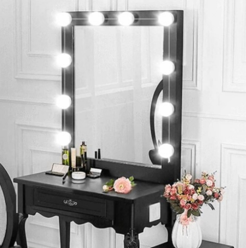 صورة مرآة لوضع مساحيق التجميل 