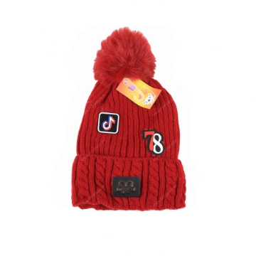 صورة قبعة حياكة من الصوف شتوية مع كرة الفراء باللون الاحمر