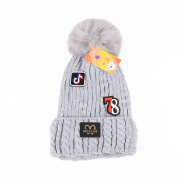 صورة قبعة حياكة من الصوف شتوية مع كرة الفراء باللون الرمادي 