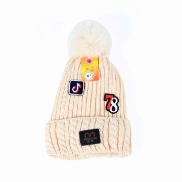 صورة قبعة حياكة من الصوف شتوية مع كرة الفراء باللون البيج 