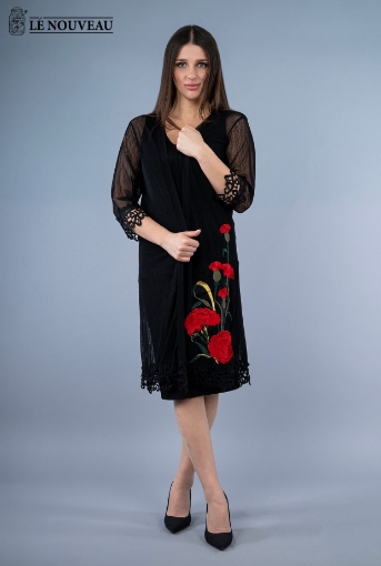 صورة سترة طويلة خفيفه بنقشة ورد حمراء