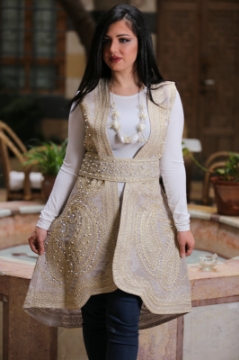 صورة جيلية قصير مع حزام مطرز مع لولو