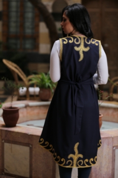 صورة جيليه قصير مطرز مع حزام