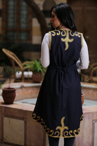 صورة جيليه قصير مطرز مع حزام