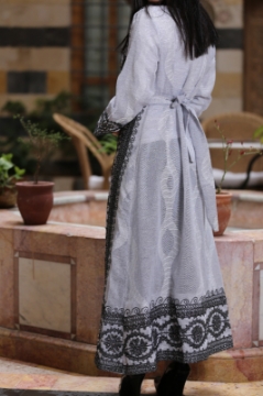 صورة جيليه طويل مع حزام مطرز مع لولو